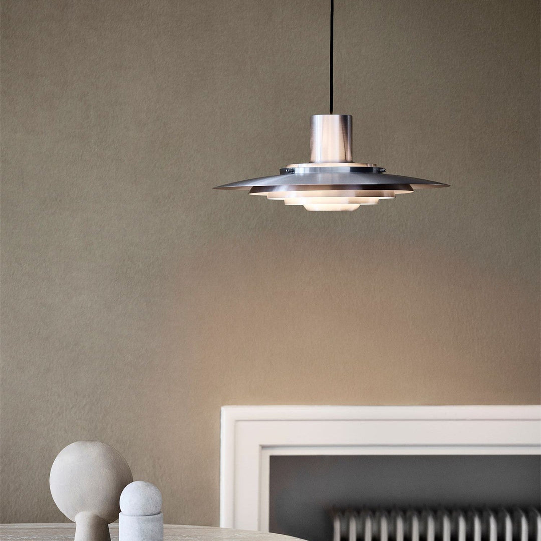 Lustre LED moderne pour salle à manger, design nordique et éclairage doux, crée une ambiance chaleureuse.