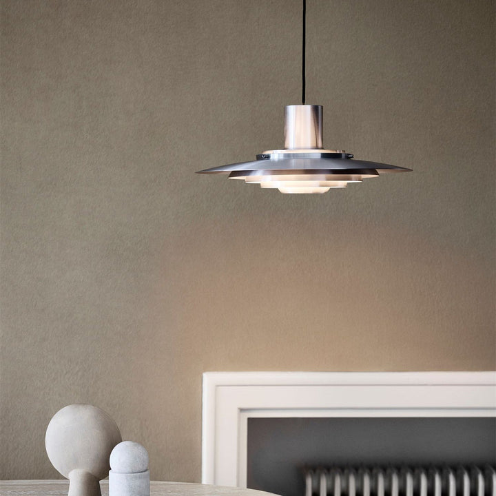 Lustre LED moderne pour salle à manger, design nordique et éclairage doux, crée une ambiance chaleureuse.