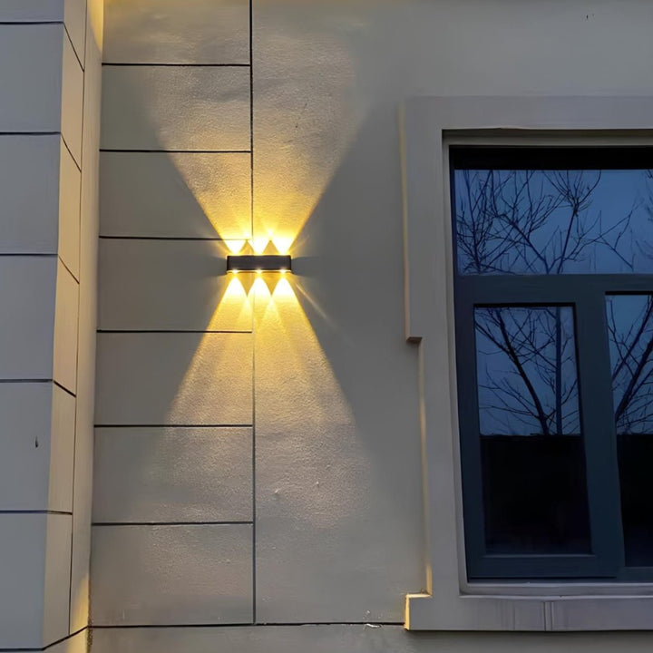Applique murale solaire pour jardin et terrasse, éclairage LED blanc chaud, autonome et résistant aux intempéries.