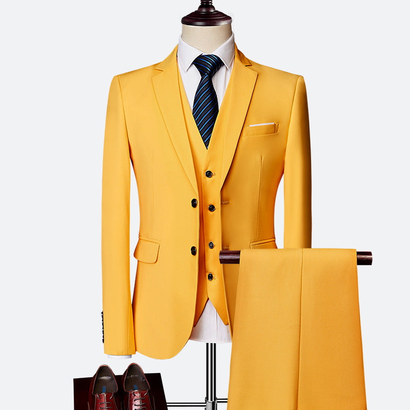 Détail du revers et des boutons d'une veste de costume homme élégante, parfaite pour un mariage ou affaires.