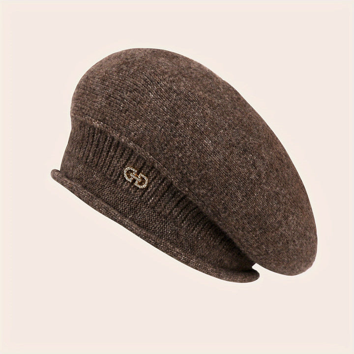Béret tricoté pour femme, alliant confort et élégance pour un hiver douillet.
