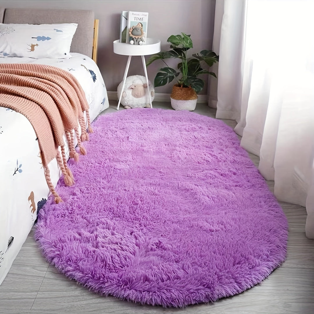 Luxueux tapis ovale en peluche, moelleux et résistant, idéal pour salon ou chambre.