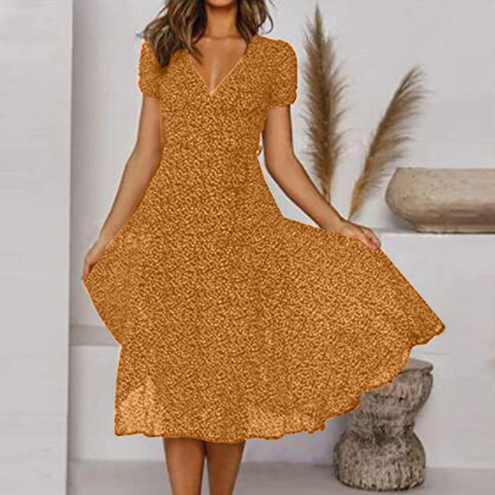 Robe midi femme au style féminin, coupe évasée, col V. Parfaite pour une tenue d'été décontractée et élégante.