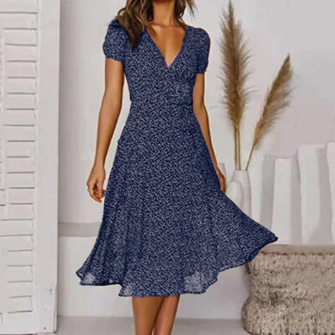 Tenue décontractée et chic: Robe midi évasée femme, col V. Vêtements femme élégants pour le jour et l'été.