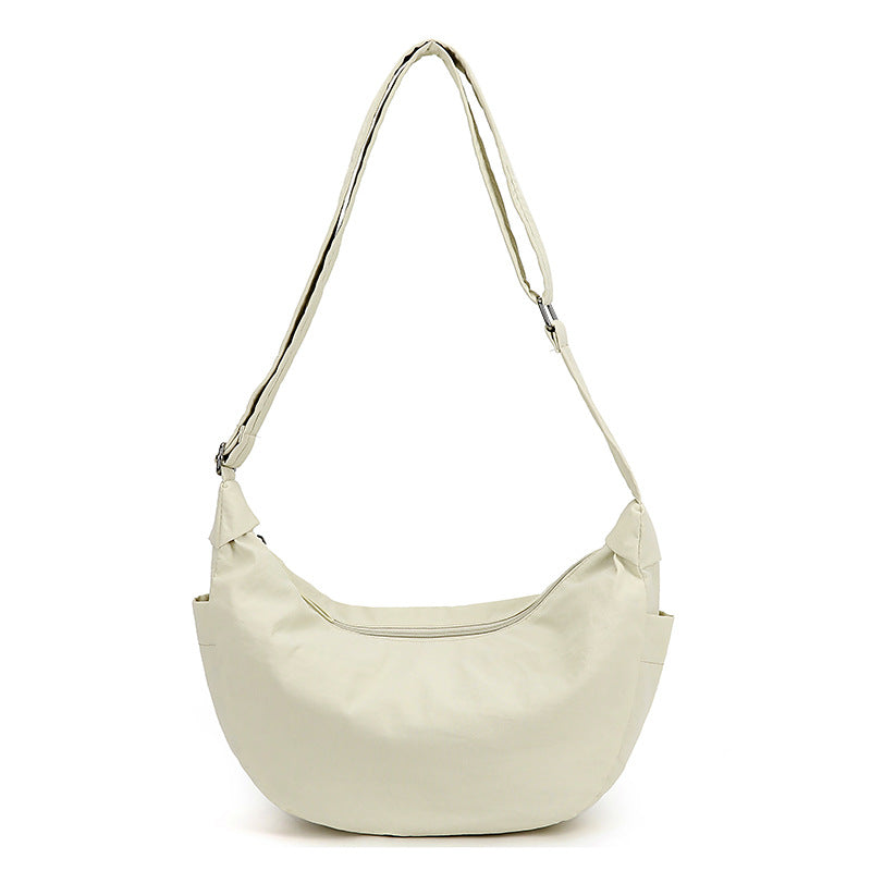 Élégant sac à bandoulière demi-lune pour femme, grande capacité. Un accessoire de mode polyvalent et chic.