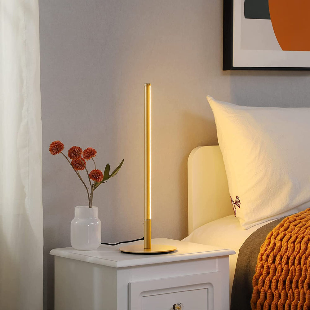 Lampe de table LED moderne tactile, finition métallique, crée ambiance chaleureuse, éclairage décoratif design.