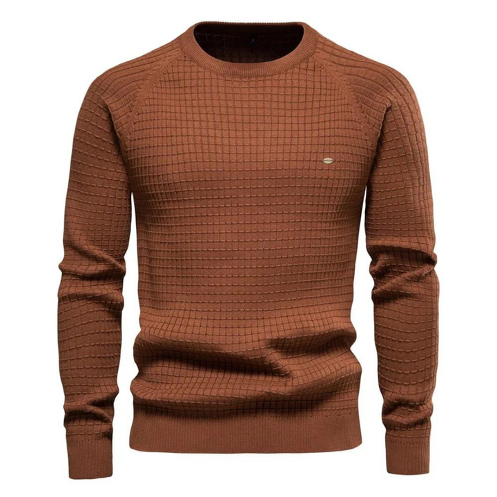 Détail du col rond et de la texture douce d'un pull homme mode, couleur bordeaux. Confort et style masculin.