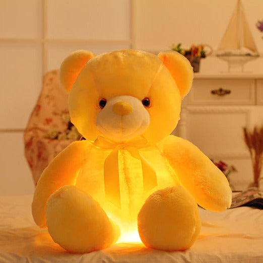 Gros plan sur la lumière LED douce de la peluche veilleuse LumiBear, créant une ambiance relaxante pour la nuit.