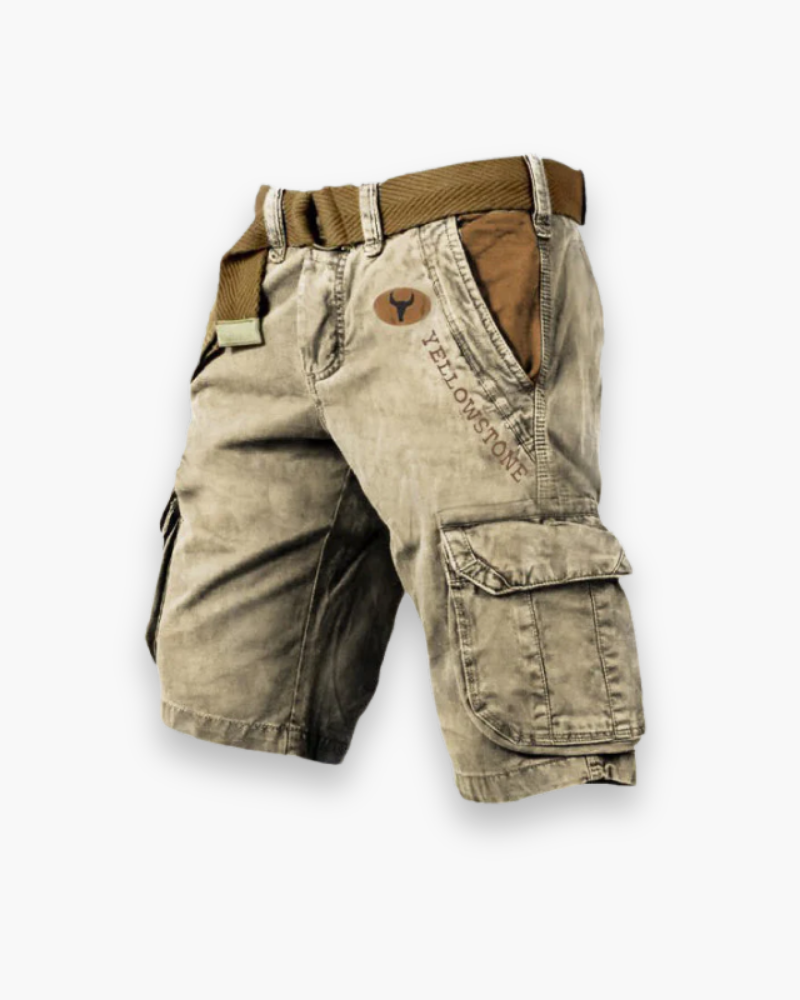 Homme marchant en short cargo décontracté, offrant confort et liberté de mouvement pour l'été.