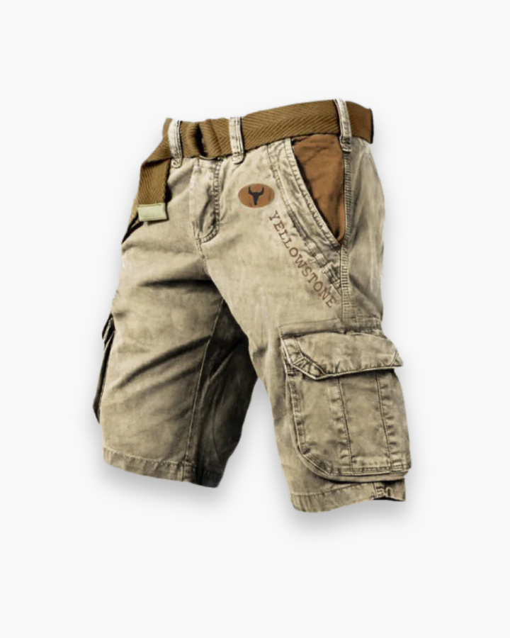 Homme marchant en short cargo décontracté, offrant confort et liberté de mouvement pour l'été.