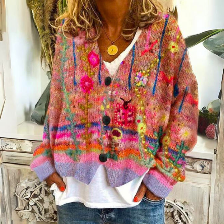 Cardigan femme oversize à motifs imprimés, tendance et polyvalent, parfait pour un look hivernal décontracté-chic.