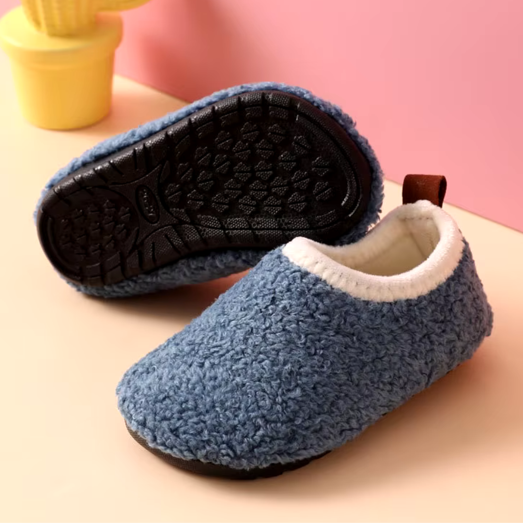 Chaussons douillets pour enfants, assurant un confort moelleux et une chaleur agréable comme chaussures d'intérieur.