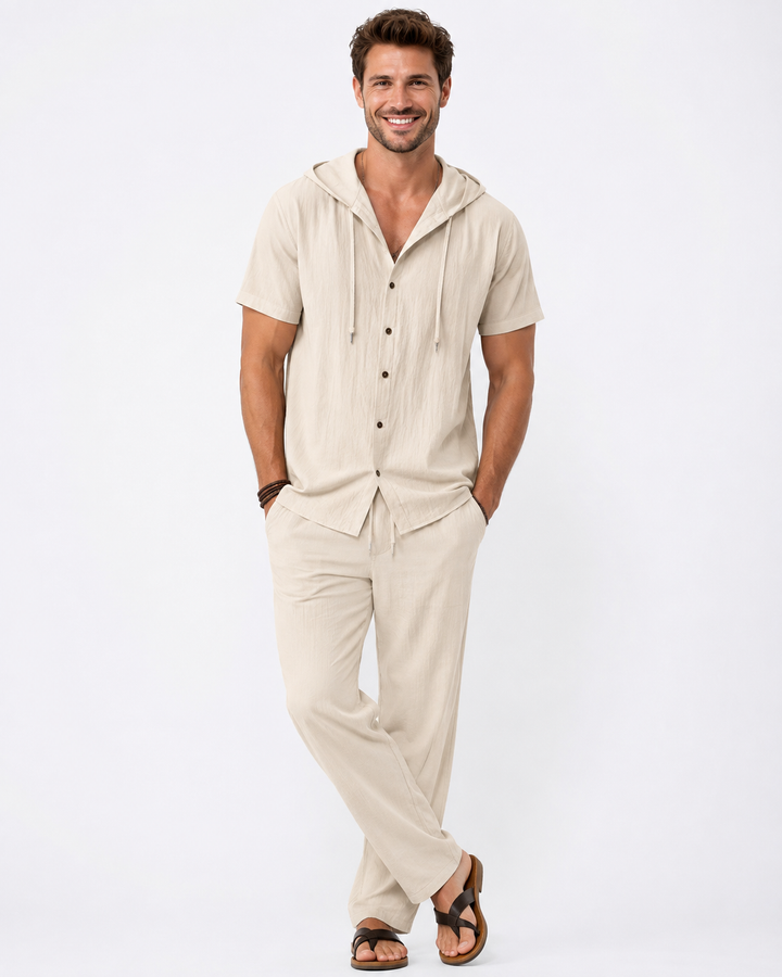 Modèle homme portant un ensemble décontracté t-shirt à capuche manches courtes et pantalon long pour l'été.
