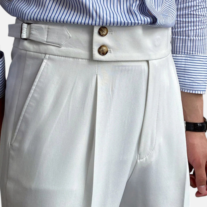 Pantalon homme drapé taille haute, look élégant et moderne. Confortable, parfait pour la mode masculine chic.