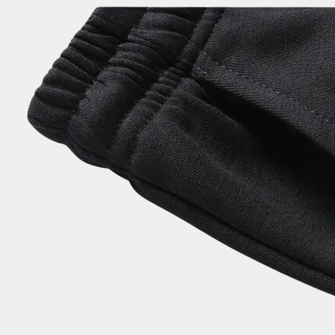 Tenue sport décontractée pour homme, un survêtement confortable parfait pour la mode quotidienne.