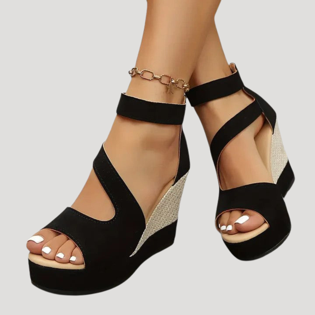 Élégantes sandales compensées noires pour femme, bout ouvert. Chaussures d'été décontractées et tendance.