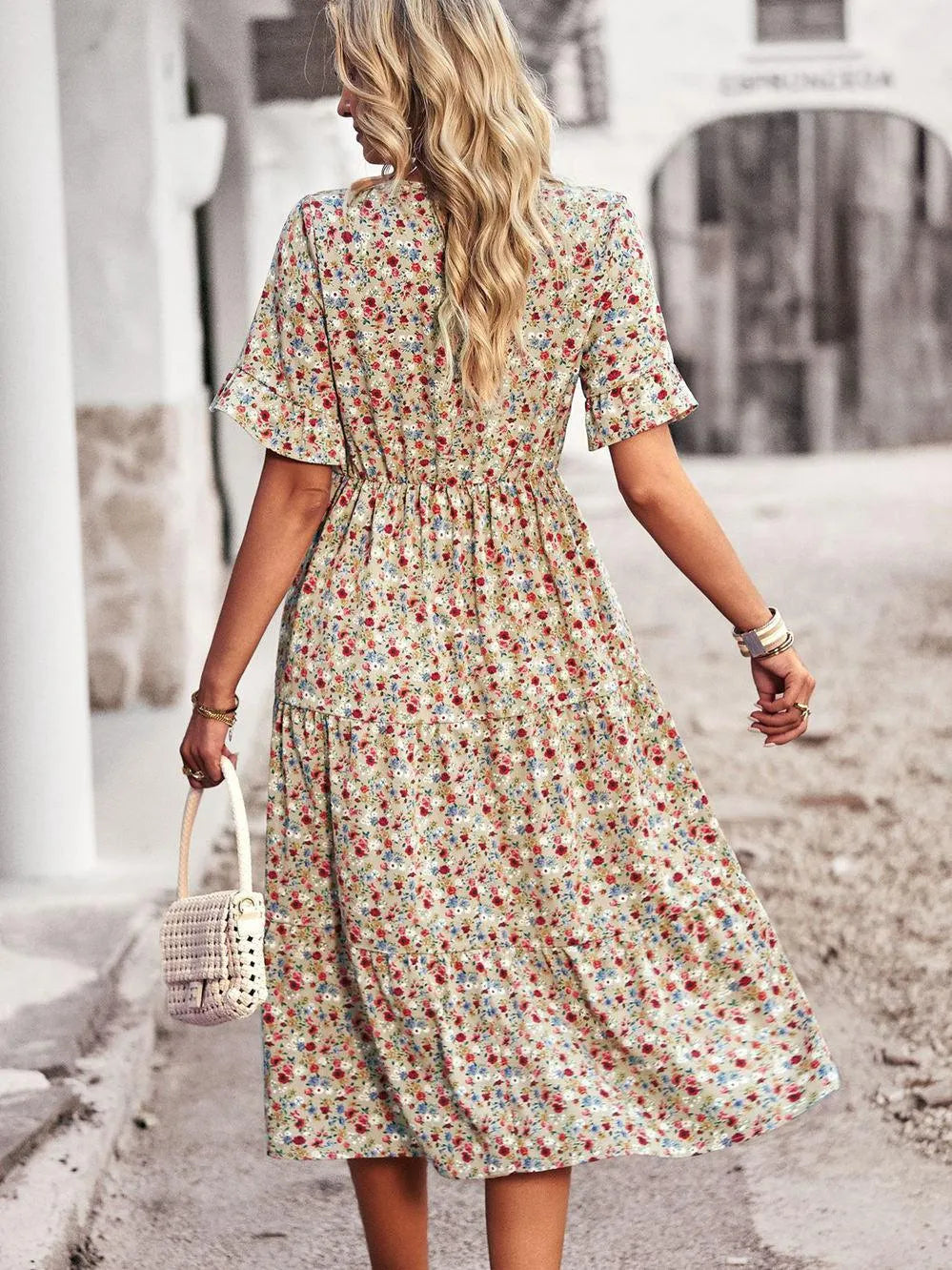 Robe fluide d'été femme, manches courtes, parfaite pour un style décontracté et un confort optimal en journée.