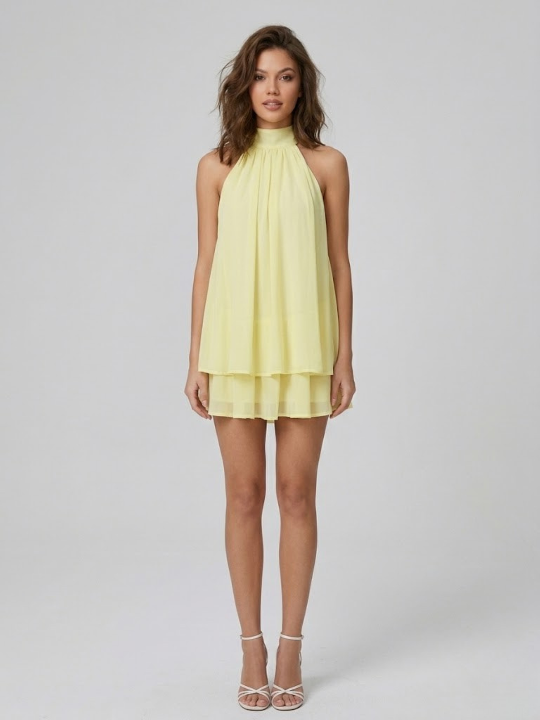 Robe dos nu courte et fluide, col halter, volants, idéale pour les chaudes journées d'été.