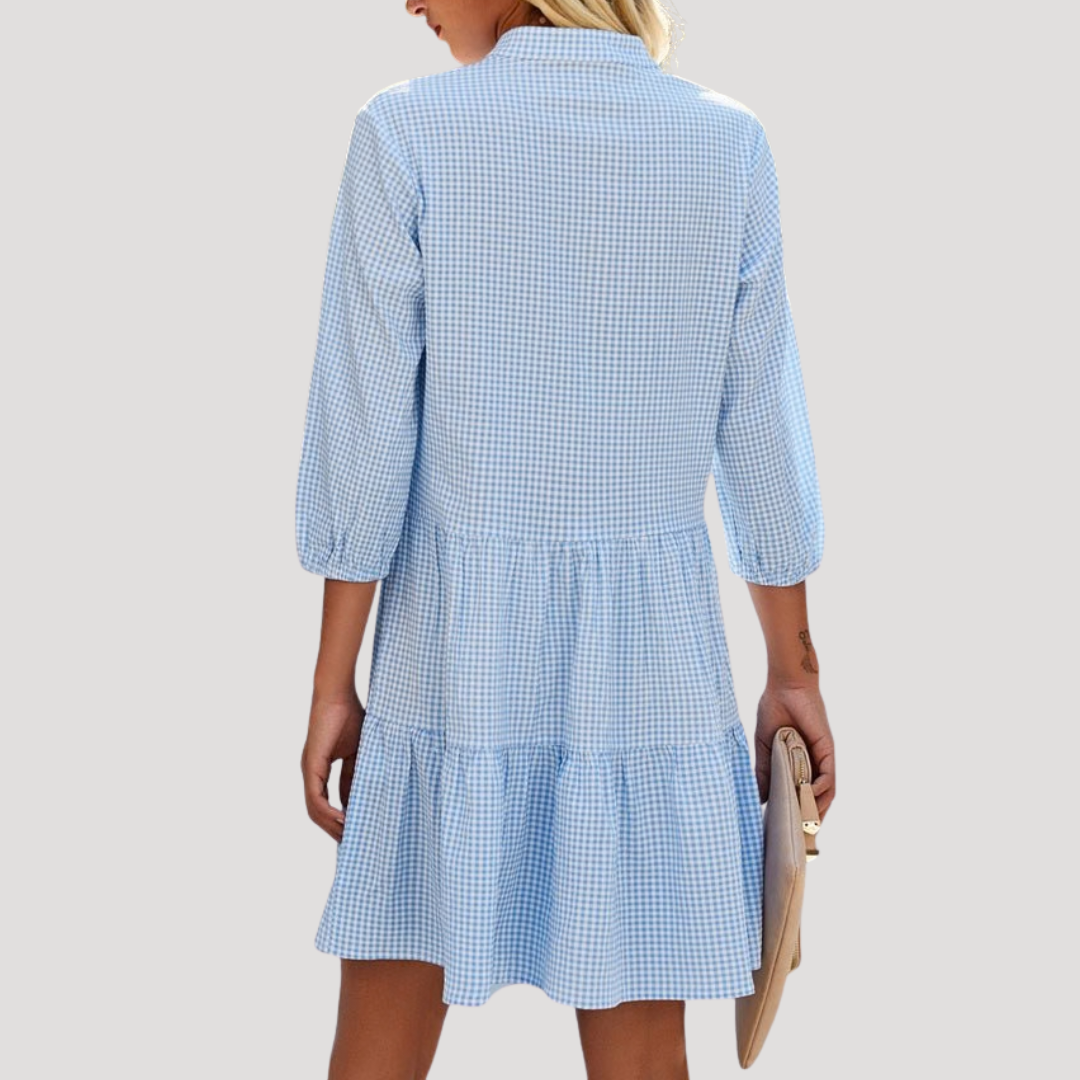 Élégante robe trapèze vichy boutonnée pour femme, courte et fluide. Un choix chic et décontracté pour l'été.