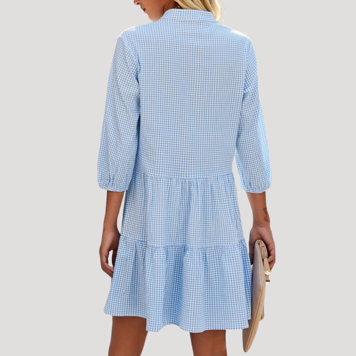 Élégante robe trapèze vichy boutonnée pour femme, courte et fluide. Un choix chic et décontracté pour l'été.