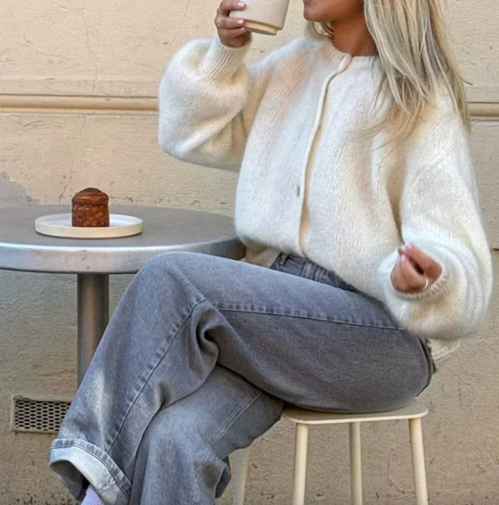 Gros plan du cardigan femme Addilyn. Maille douce, chaude et confortable, idéale pour l'hiver et la mode.
