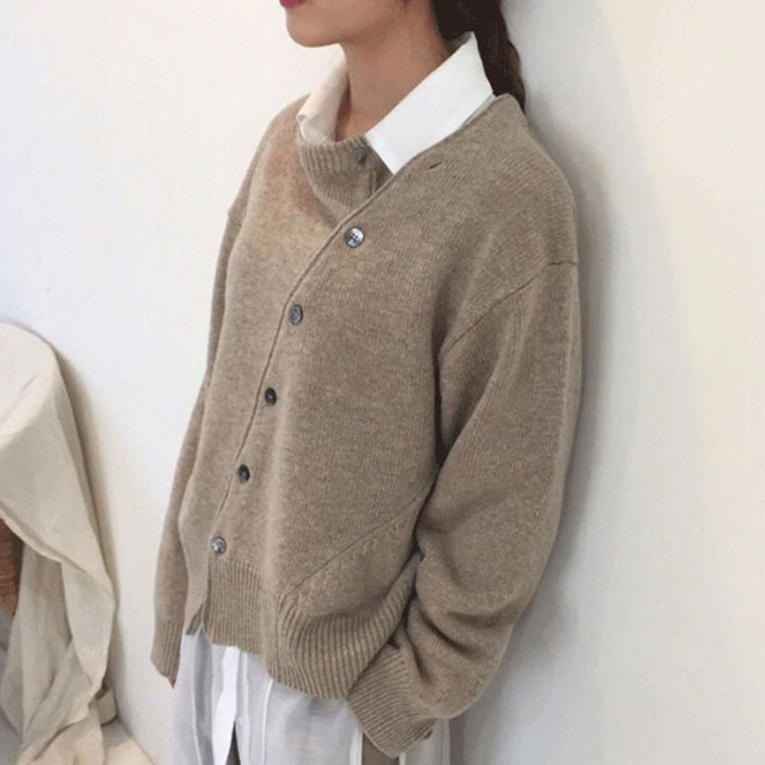 Cardigan femme confortable au style chic. Ce vêtement élégant est parfait pour un look décontracté ou habillé.
