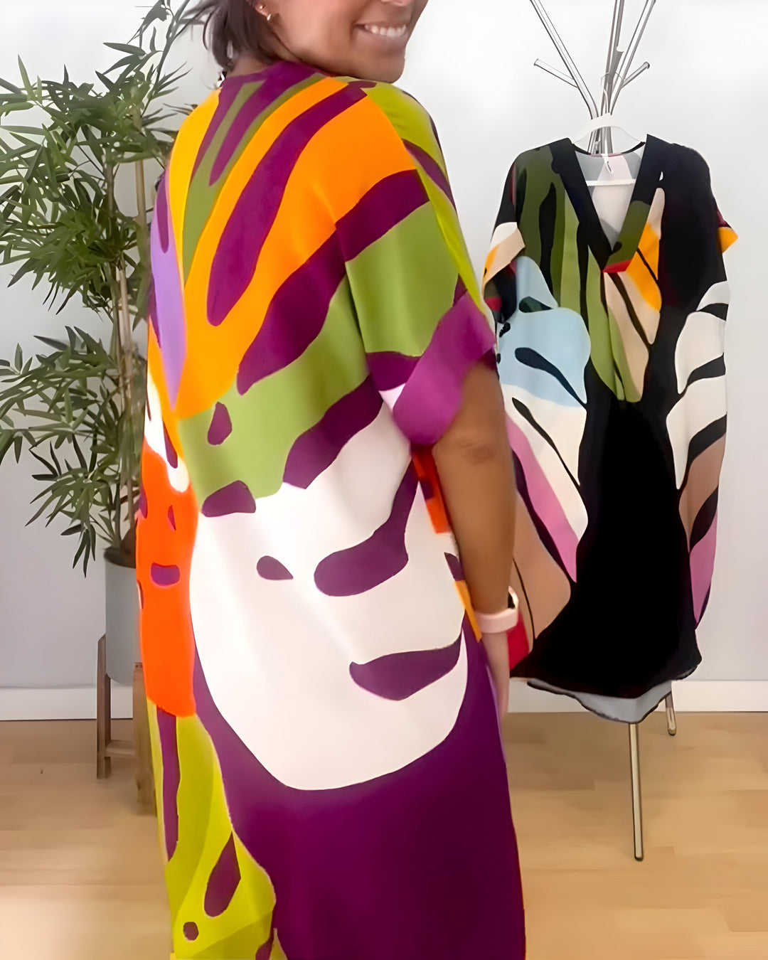 Robe midi fluide femme, imprimé feuillage exotique. Col V décontracté, parfaite pour les belles journées d'été.