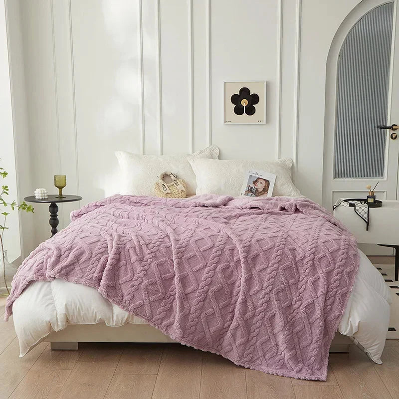 Plaid confortable en laine d'agneau, réversible, apportant chaleur et douceur à votre intérieur.