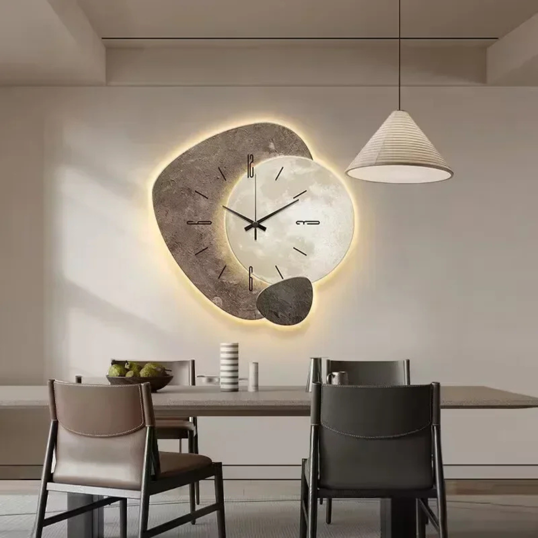 Horloge murale contemporaine avec LED pour une ambiance chaleureuse. Bois naturel, design moderne et silencieux.