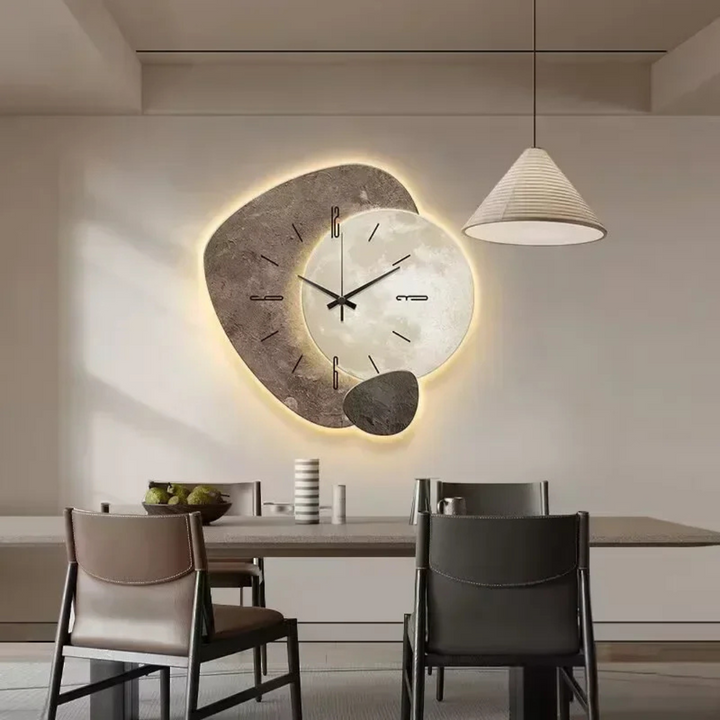 Horloge murale contemporaine avec LED pour une ambiance chaleureuse. Bois naturel, design moderne et silencieux.