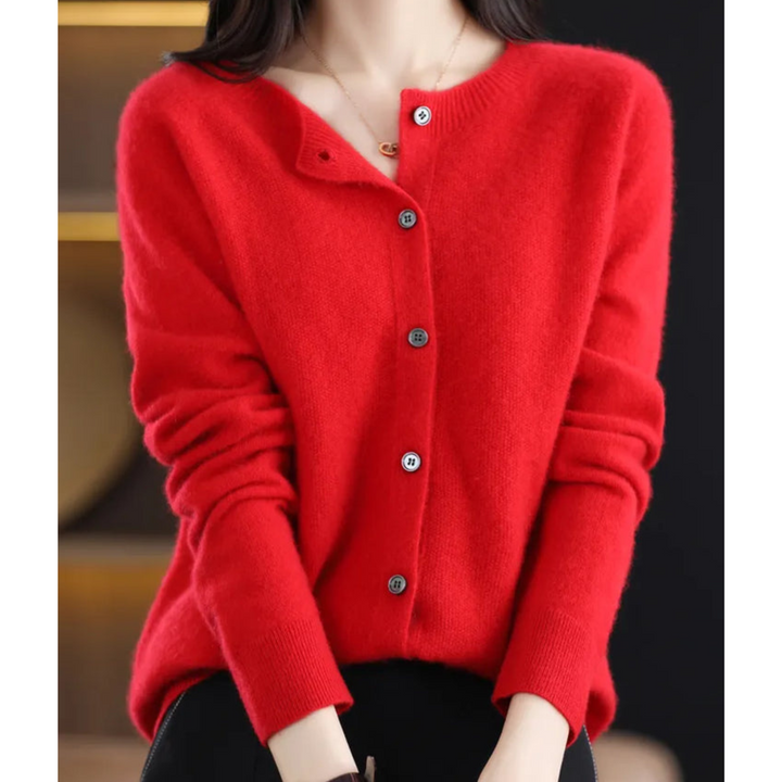 Cardigan femme en tricot fin, col rond boutonné. Style moderne pour superposition, confort et élégance.