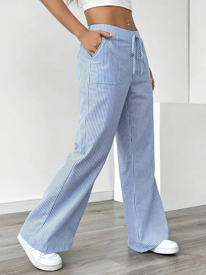 Pantalon fluide rayé, avec poches, pour un look moderne et léger.
