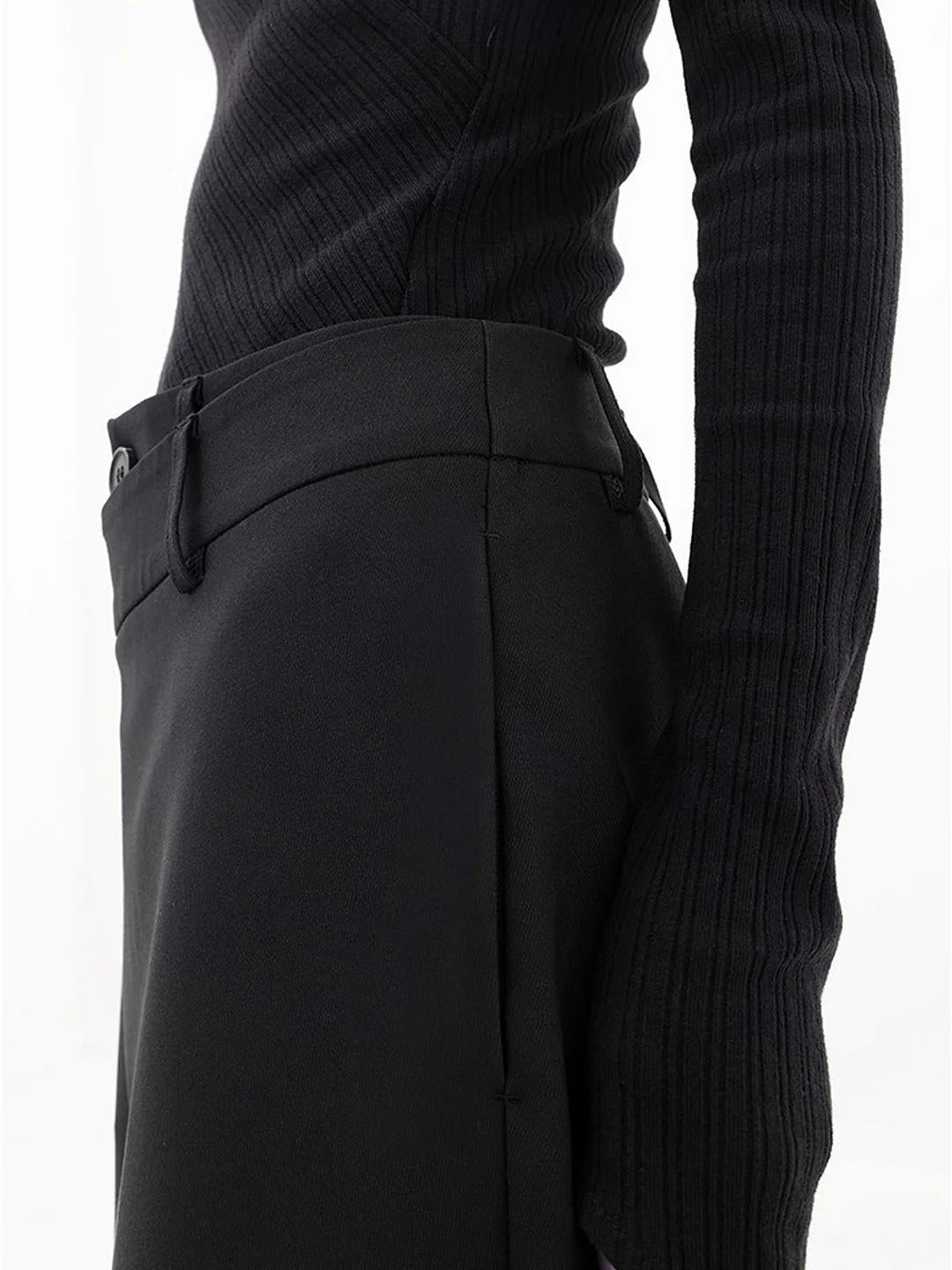 Vue de face du pantalon baggy asymétrique pour femme, détails tendance, idéal décontracté.