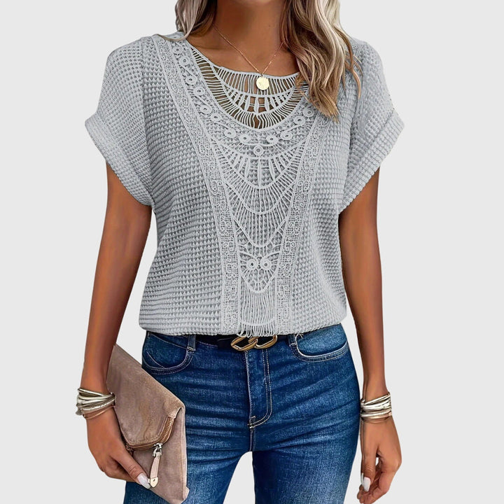 Blouse femme légère style Ibiza, chic et confortable, détails dentelle, parfaite pour la mode printemps été.