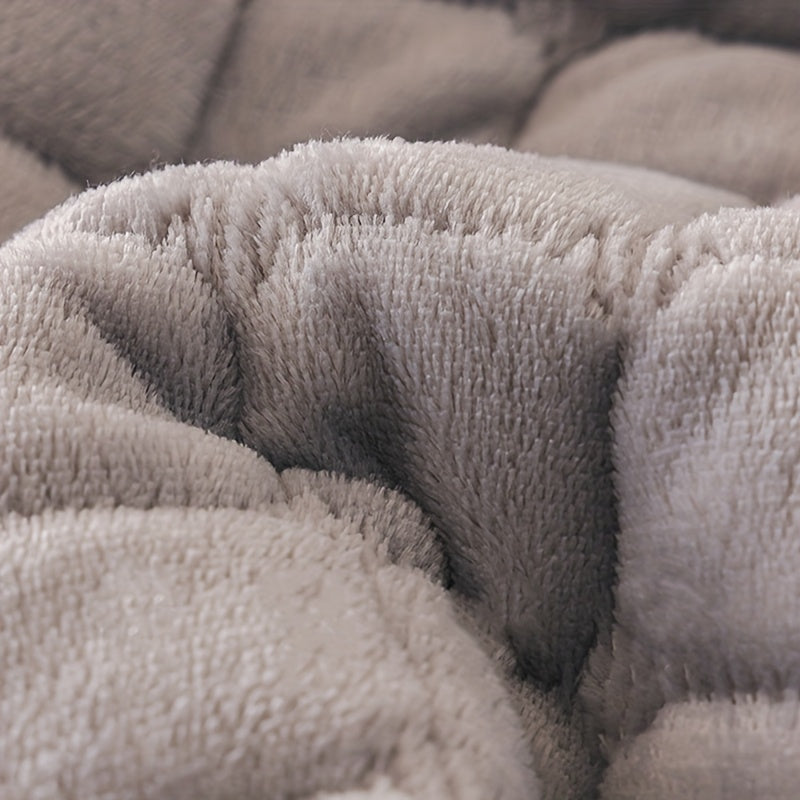 Protection de canapé matelassée beige clair, lavable, idéale pour un salon avec enfants et animaux domestiques.