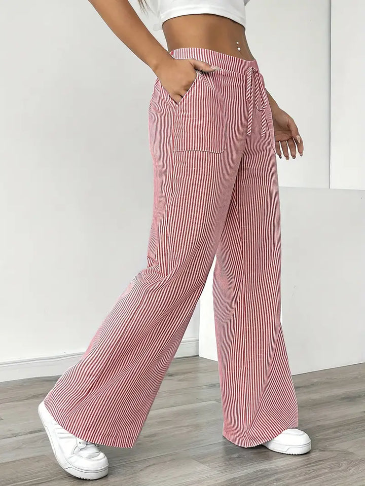 Pantalon fluide et confortable, rayé, pour toutes les occasions.