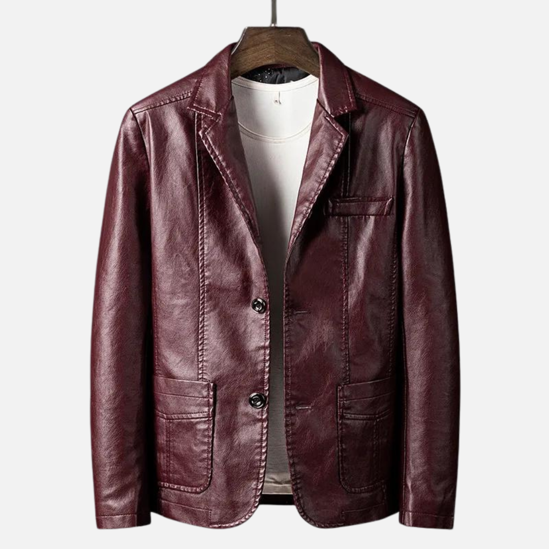 Modèle portant veste en cuir homme à boutons, mettant en avant le style intemporel et la qualité du vêtement.