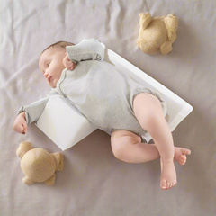 Coussin de sécurité anti-roulade pour nouveau-né, avec réglage facile pour un soutien optimal dans le lit bébé.
