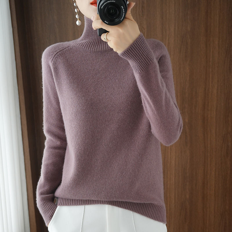 Chandail doux et chaud col roulé Lina, confortable pour femme en hiver.