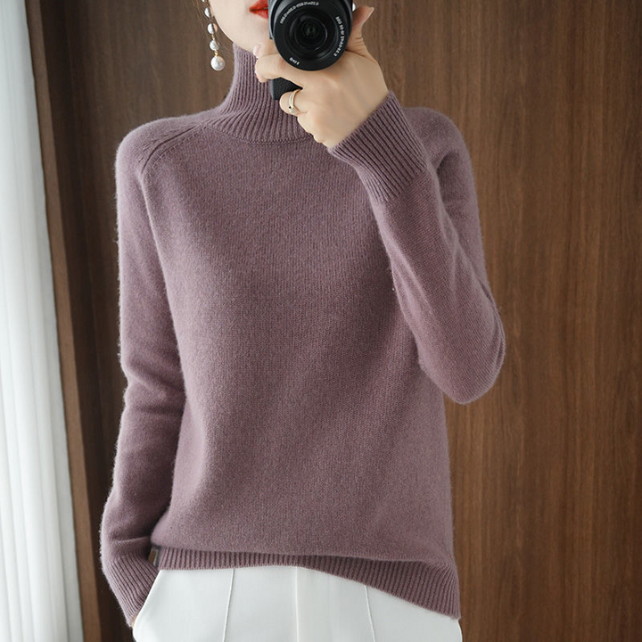 Chandail doux et chaud col roulé Lina, confortable pour femme en hiver.