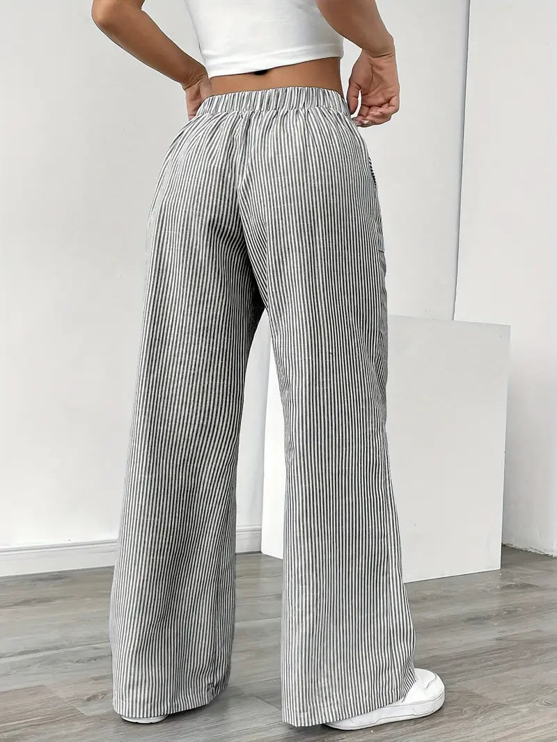 Pantalon large rayé, pour combiner élégance et aisance.