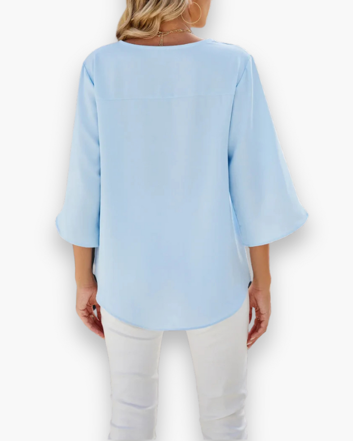 Chic blouse femme col V, coupe élégante, parfaite pour un look mode et raffiné.