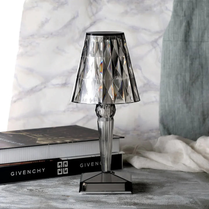 Lampe de table LED LuxeIllume avec variateur pour confort lumineux, idéale dans un salon moderne.