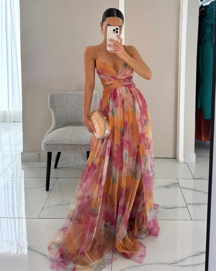 Robe imprimée fluide femme avec décolleté et laçage ajustable. Tenue élégante pour cocktail ou bal, style tendance.
