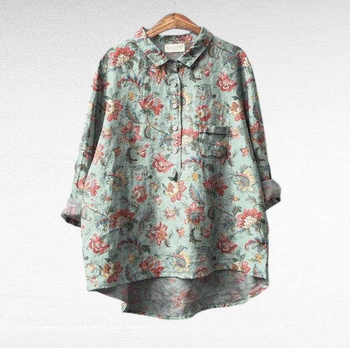 Blouse d'été femme fleurie Lotte, chic avec ses manches courtes.
