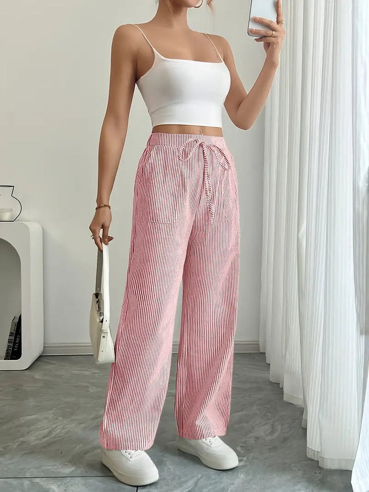Pantalon femme léger, rayé, idéal pour un look décontracté chic.