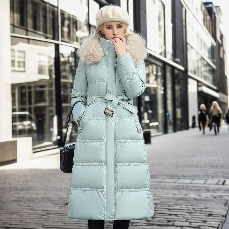 Doudoune longue matelassée pour femme, col fausse fourrure. Manteau hiver chic et protecteur.