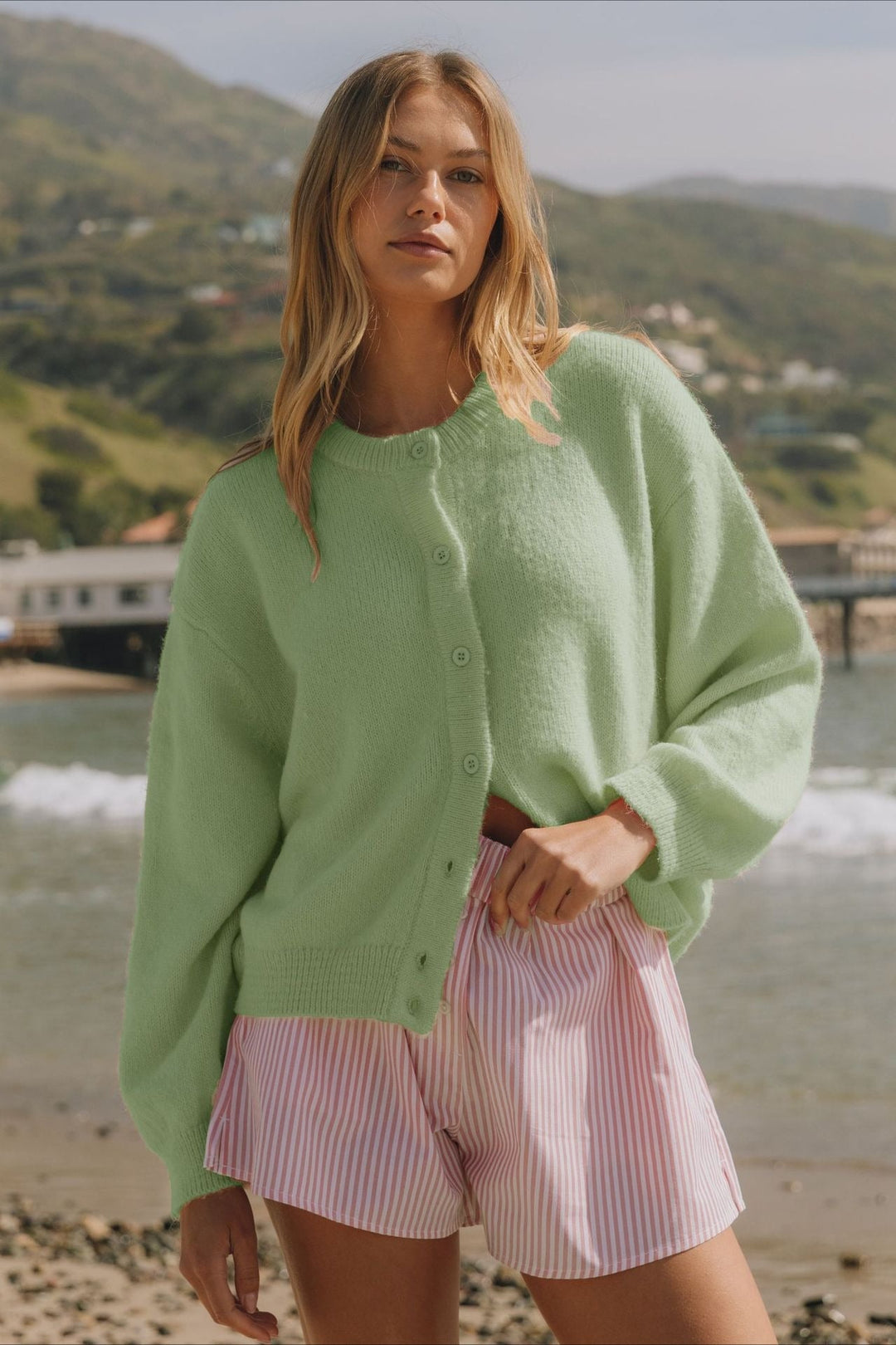 Tricot cardigan pour femmes, boutonné, manches longues, idéal pour un look printanier ou décontracté.
