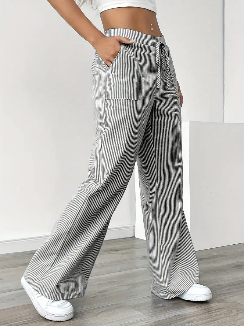 Pantalon femme rayé, coupe large moderne, très confortable.