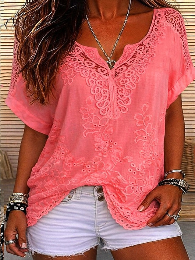 Blouse femme fluide avec broderie florale et détails dentelle. Confortable et élégante.